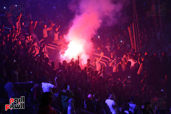 الجمهور يشعل الشماريخ فى حفل تامر حسني 